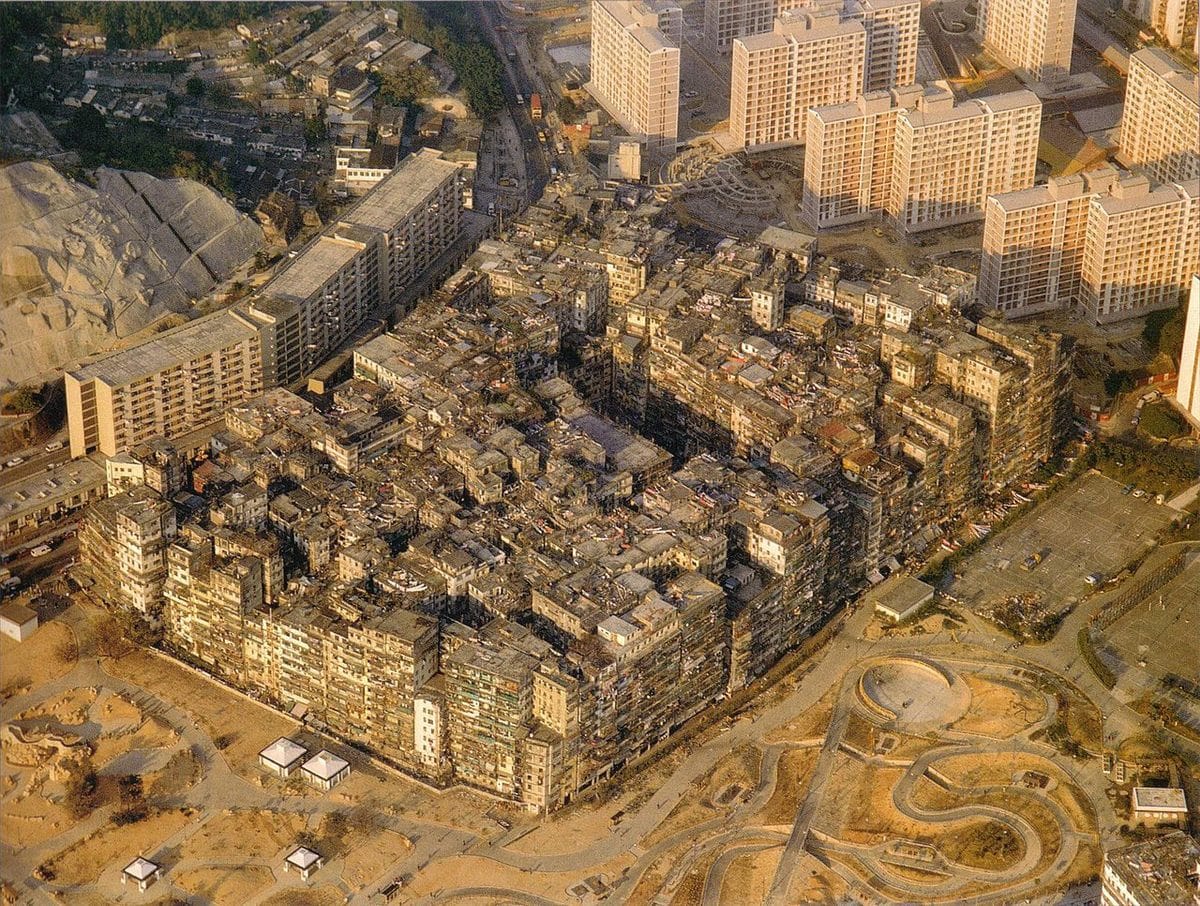 An aerial photo of the Kowloon Walled City taken in 1989. The new park which was laid out at the site of the former Sai Tau Tsuen squatter settlement is visible at the south edge of the city.